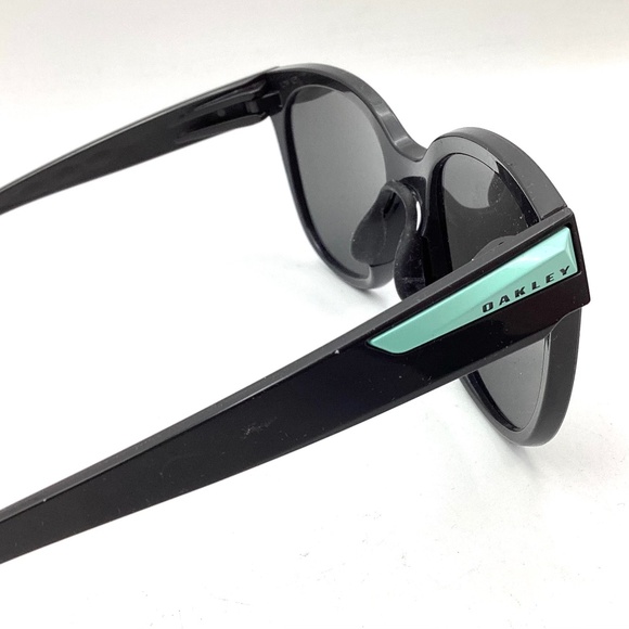 Oakley Sunglasses. w/case main image 5